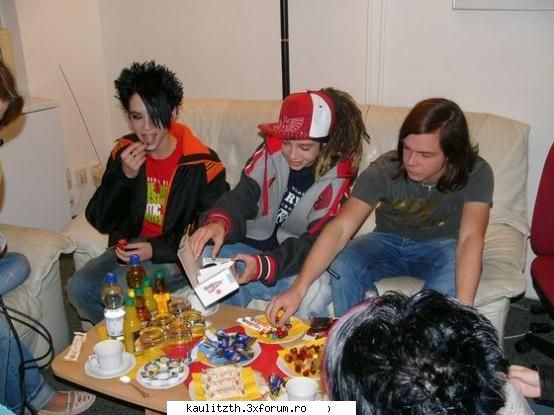 kaulitz =))) baga intr-insii intr-un sac spart