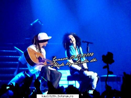 ♥Bill & Tom♥ - tom ii spune bancuri in timpu' concertului - → Poze
