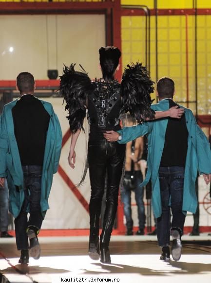 Bill at "Fashion Week"- - sureeeee he got insane - → Ştiri
