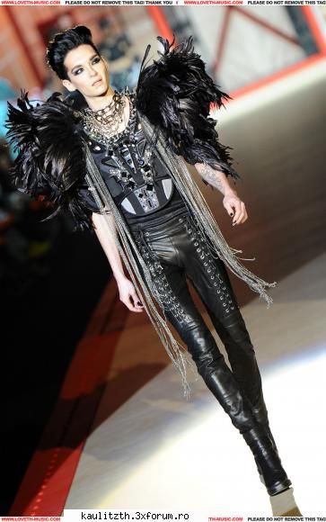Bill at "Fashion Week"- - ce dotari are baiatu' - → Ştiri