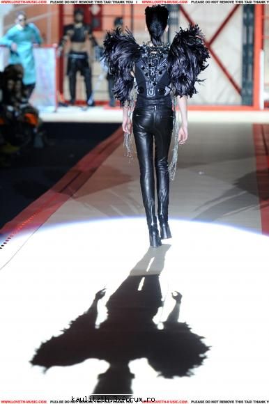 Bill at "Fashion Week"- - da' nici din spate nu sta rau:-" - → Ştiri