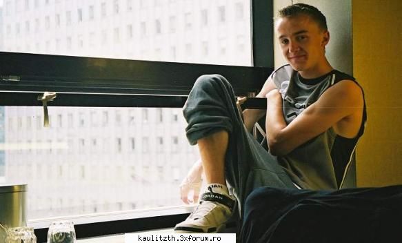 Kiss or spank?? - spank :-s tom felton poza - → Locul tău