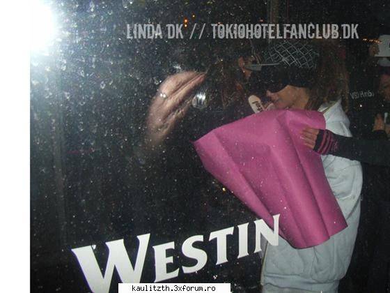 TH and THe fans - si pe ploaie stau si dau autografe =( - → Poze