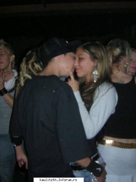ce NU ne place la tom? - cred k zice poza pt me..dc numi place...pt k se - → Tom Kaulitz