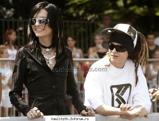 divergentze..bill&tom - tom: sa vad si eu....oare la ce se uita bill - → Kaulitz Twins