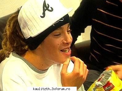 funny tokio hotel - Gu ....ia uite..nu-i asa ca Bill si Georg sunt - → Tokio Hotel