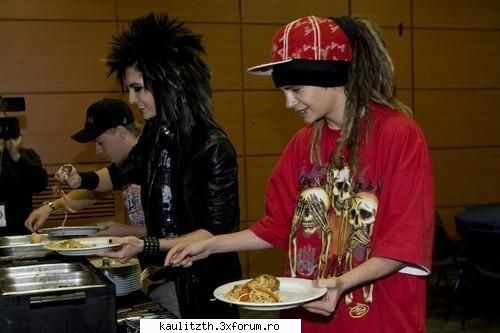 kaulitz =))) tom: sfarsit momentul mult da...dupa atata meritam noi nijte mancare nu?