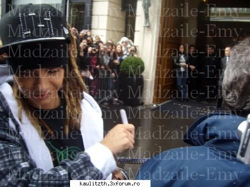 picks wiTH tom - mai nou autografele se dau in aer - → Poze