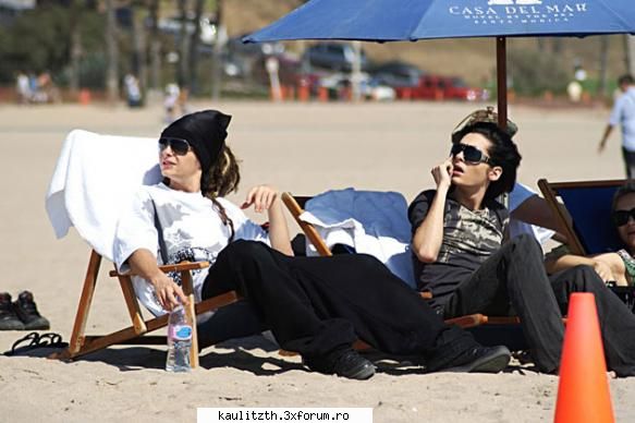 plaja din LA - deci..tot nu reusesc sa ma prind dc sta billoo - → Tom Kaulitz