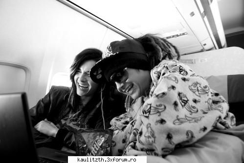 totul impreuna.. - rad ca prostii impreuna si mananca Skittles - → Kaulitz Twins