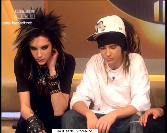 totul impreuna.. - am observat..k gemenii..fac totul - → Kaulitz Twins