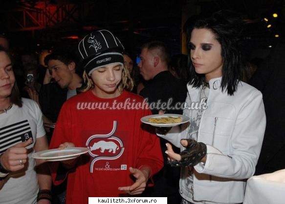 totul impreuna.. - mananca..impreuna - → Kaulitz Twins