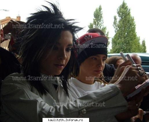 totul impreuna.. - impart autografe..impreuna - → Kaulitz Twins